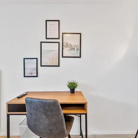 Zentral - 4 Schlafzimmer - Kueche - Waschmaschine Apartment *