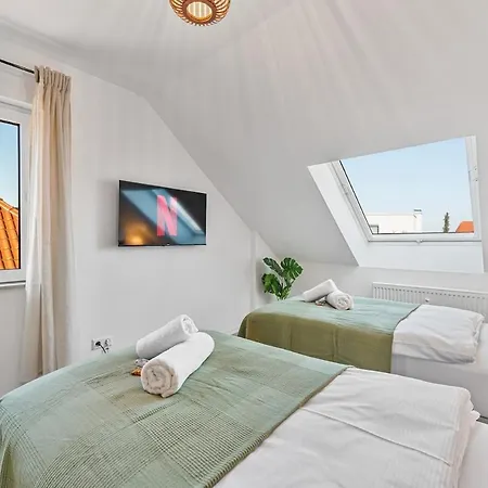 Zentral - 4 Schlafzimmer - Kueche - Waschmaschine Apartment *