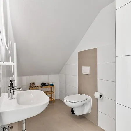 Zentral - 4 Schlafzimmer - Kueche - Waschmaschine Apartment *