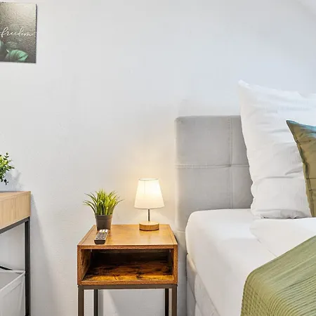Zentral - 4 Schlafzimmer - Kueche - Waschmaschine Apartment *